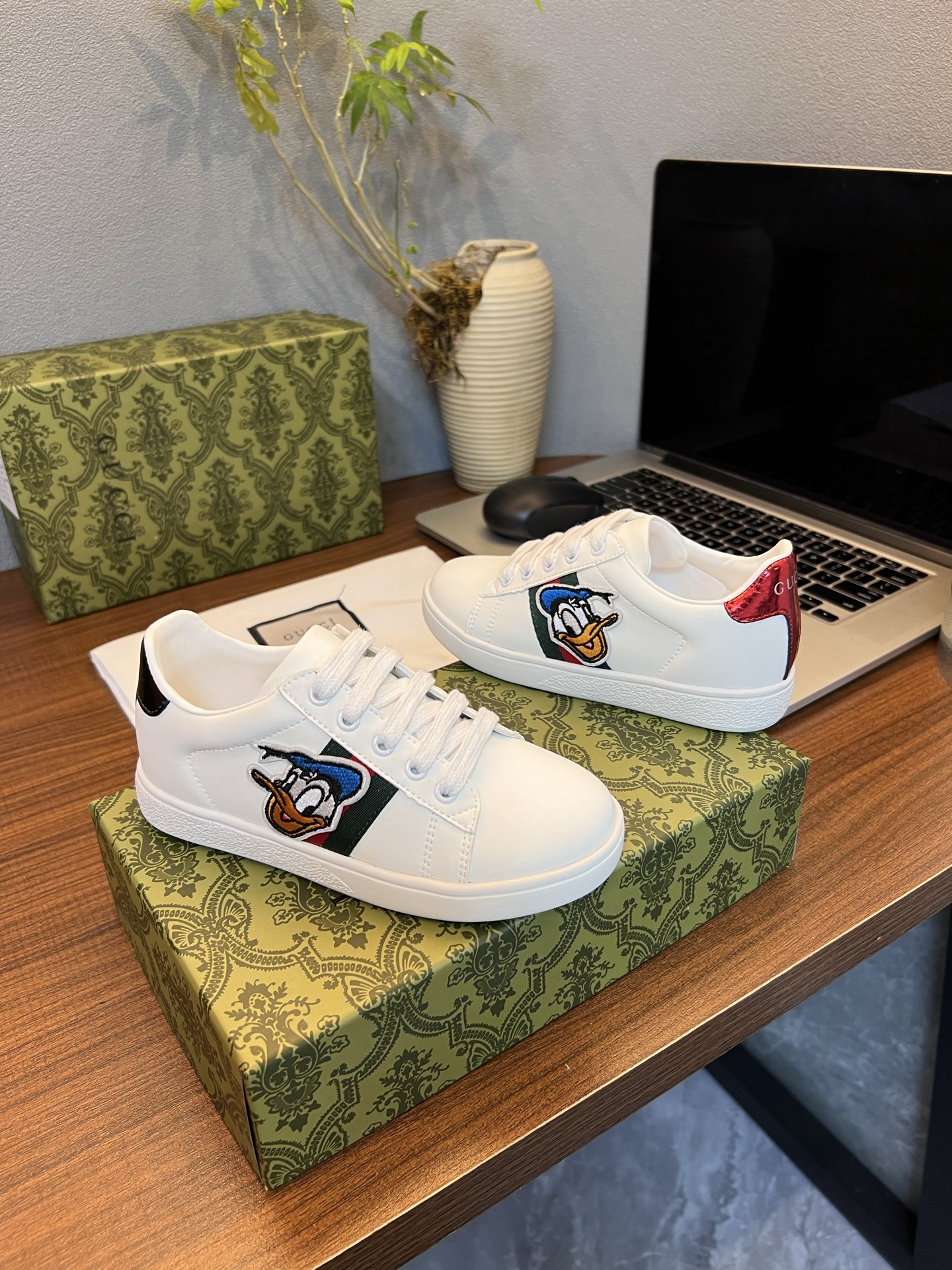 Children's shoes child